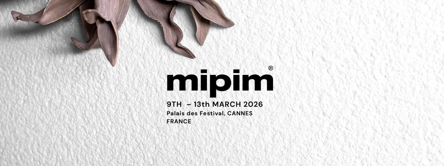 Logo MIPIM con date 9–13 marzo 2026 al Palais des Festivals di Cannes su sfondo chiaro materico.